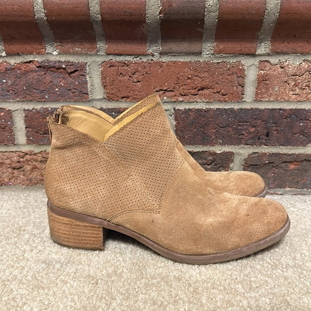 Women’s SZ 8.5 tan suede Korks ankle boots. 2” heel. - Picture 2 of 7